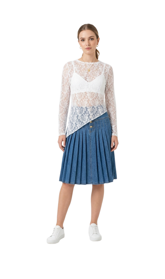 Blusa blanca de encaje transparente con corte desigual