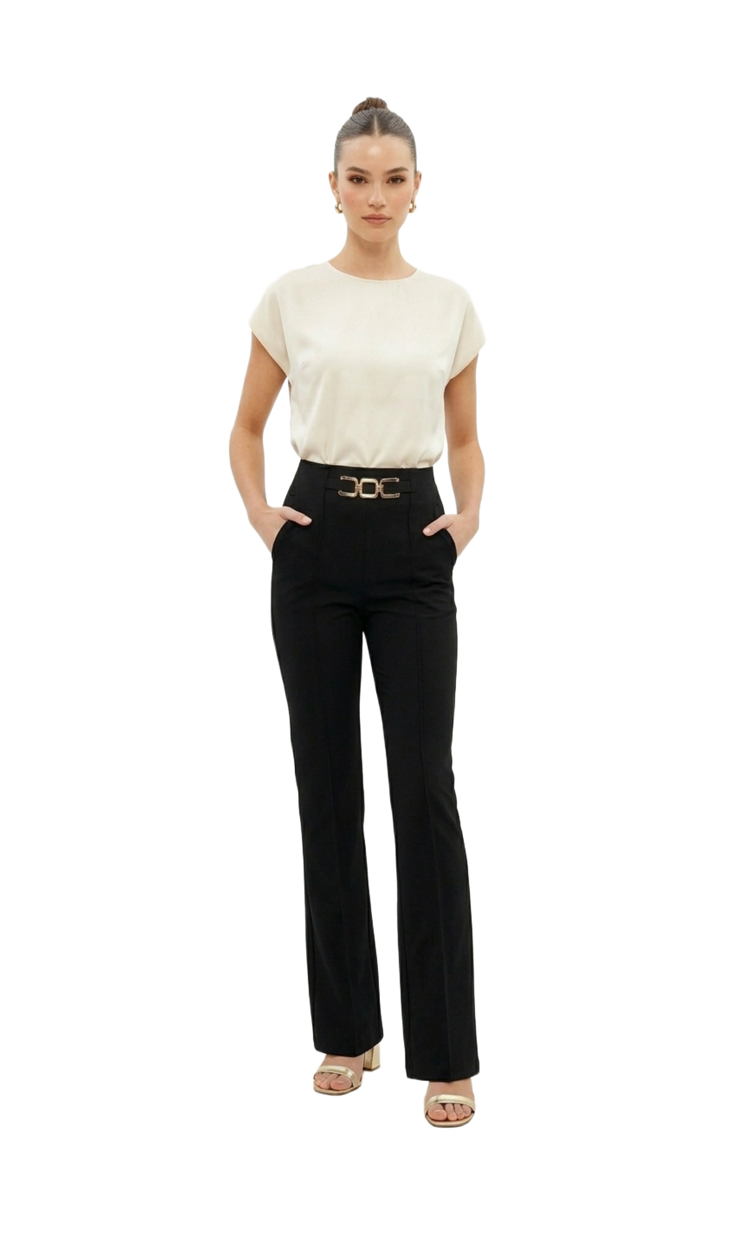 Pantalón negro de vestir con detalle de medio cinto metálico