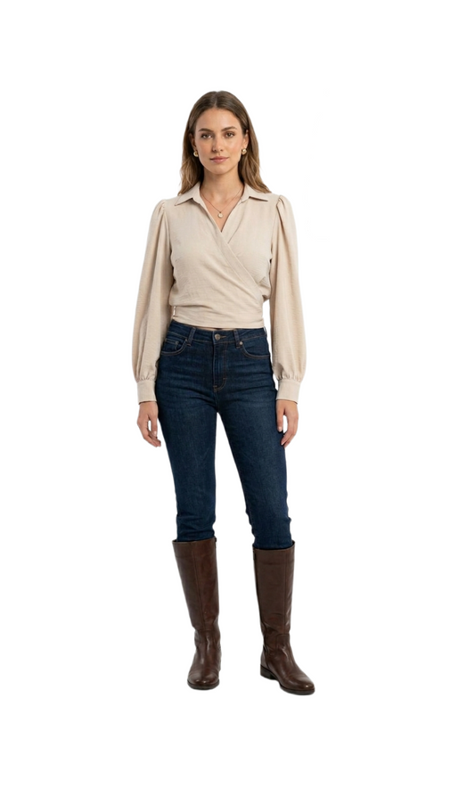 Crop top beige cruzado con amarre de espaldas