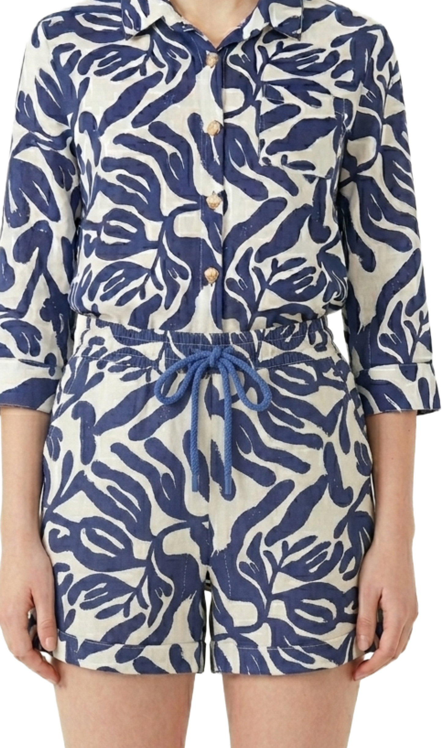 Conjunto estampado abstracto con botones de conchitas