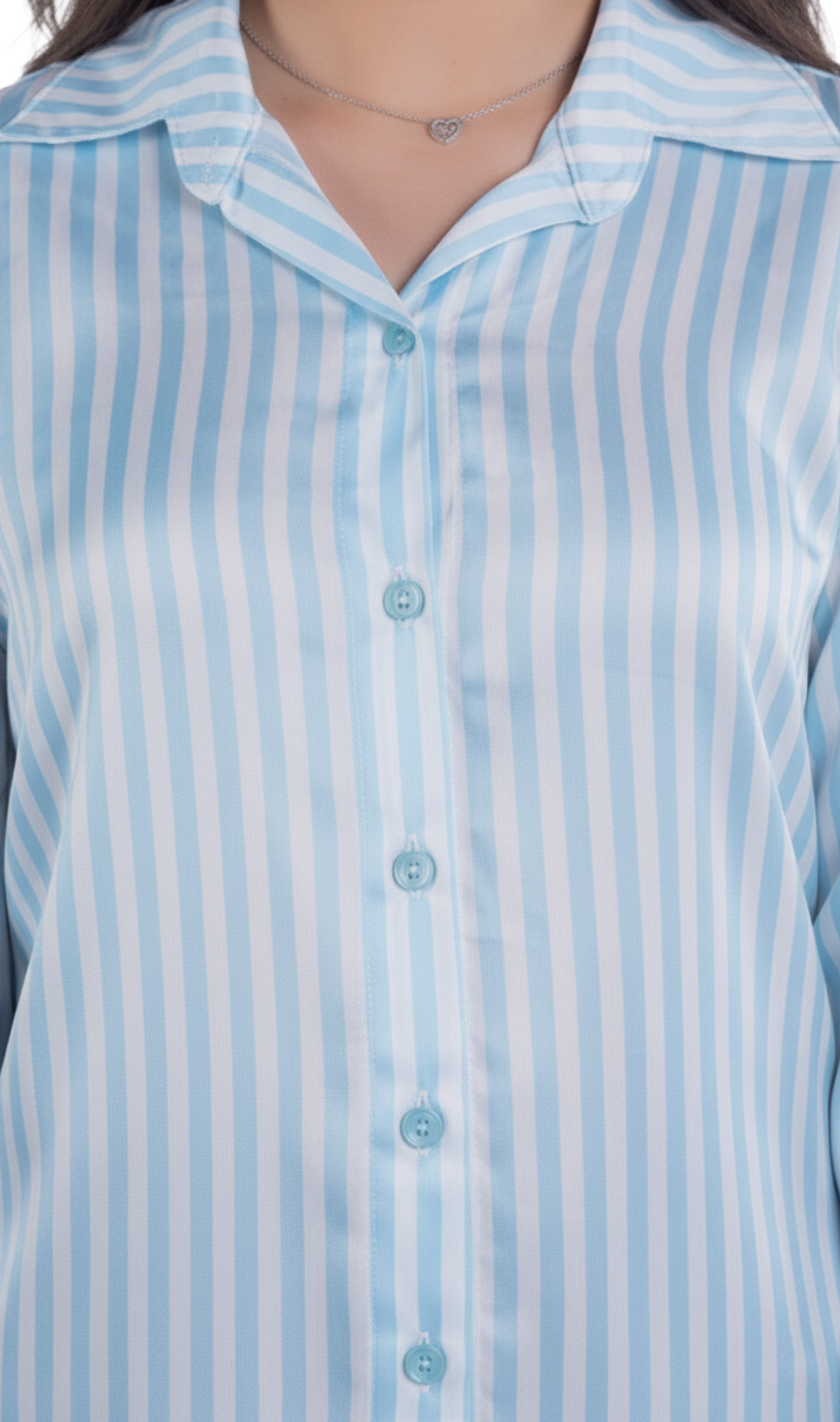 Blusa satinada de rayas azul y blancas abotonada