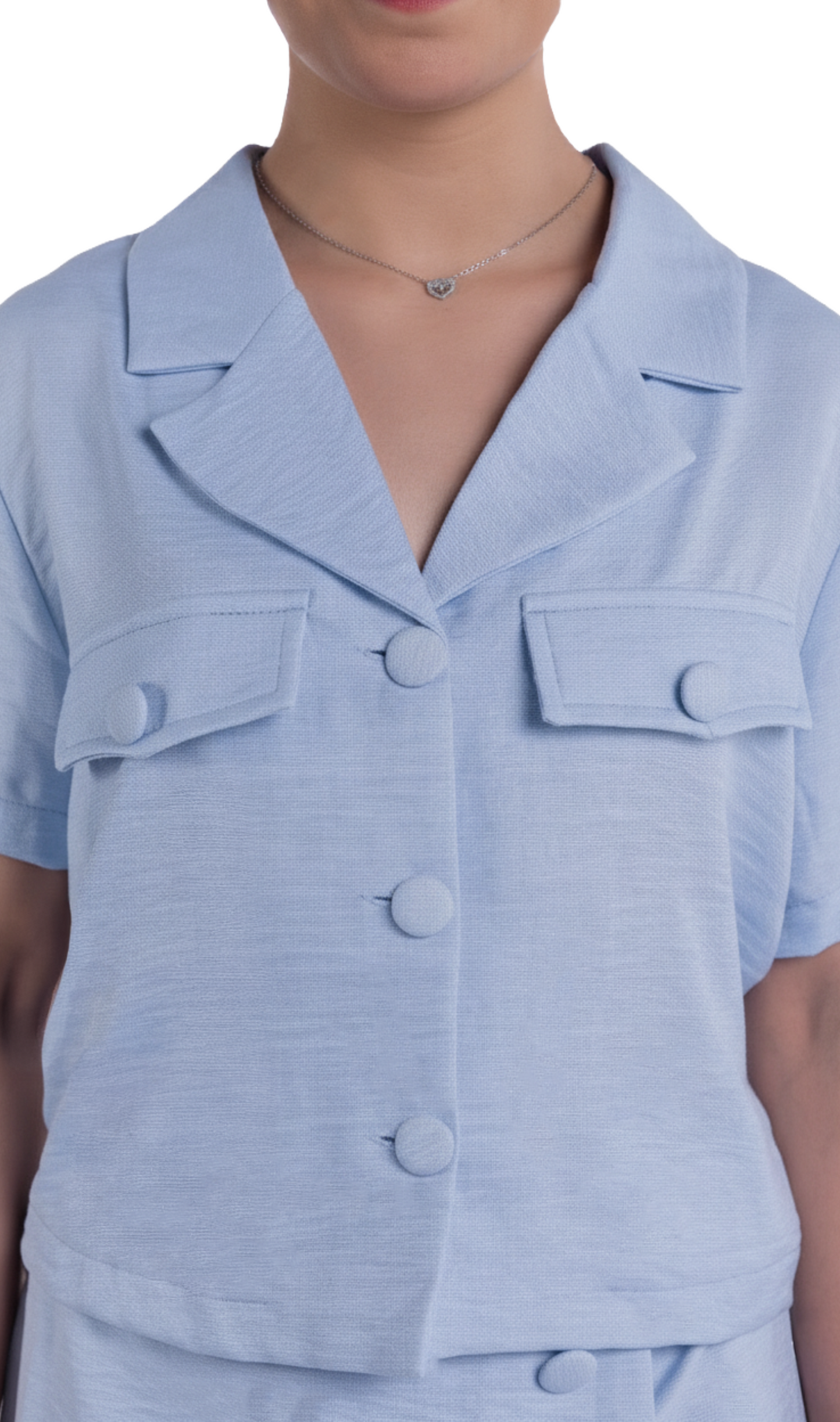 Conjunto de blusa abotonada y mini falda short