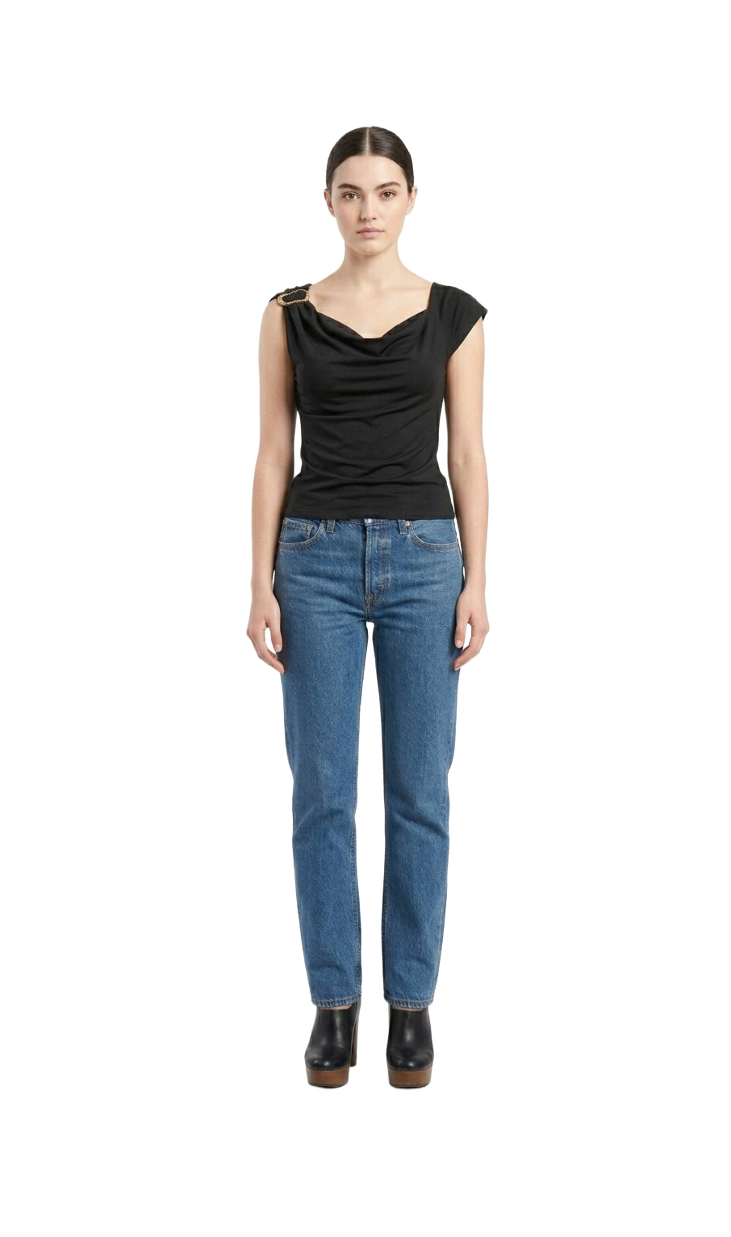 Blusa negra con detalle en hombro de metal, plisado lateral