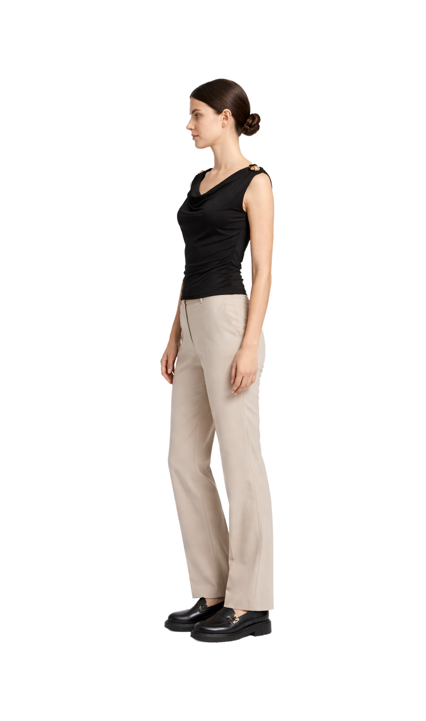 Blusa negra con detalles en hombros de pines metálicos