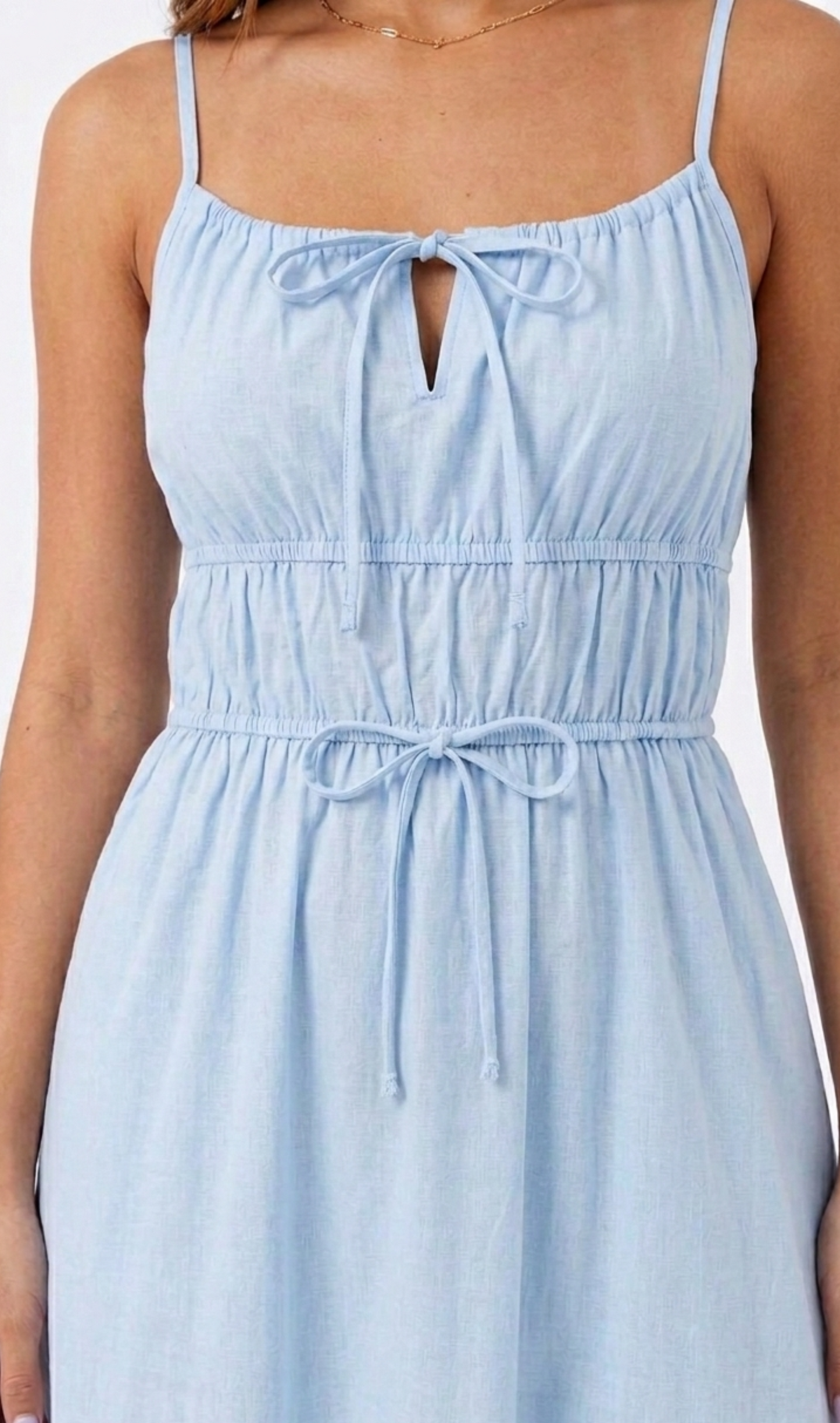 Vestido largo azul con moños decorativos