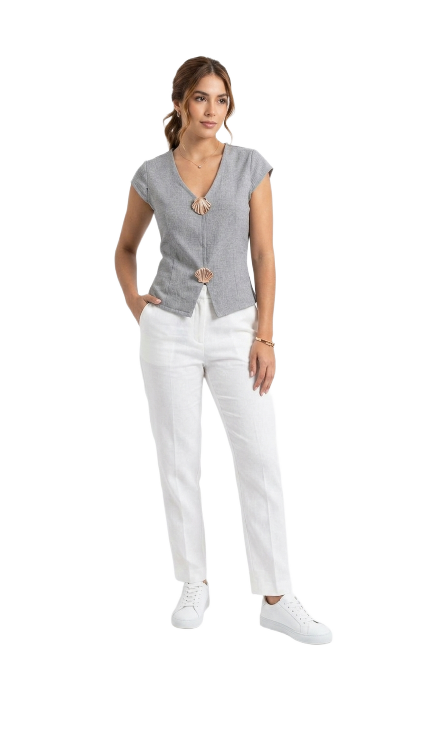 Blusa gris acanalada con prendedores decorativos