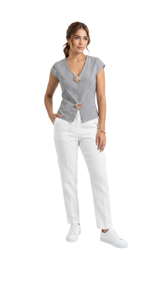 Blusa gris acanalada con prendedores decorativos