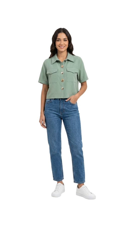 Blusa verde con botones metálicos desiguales