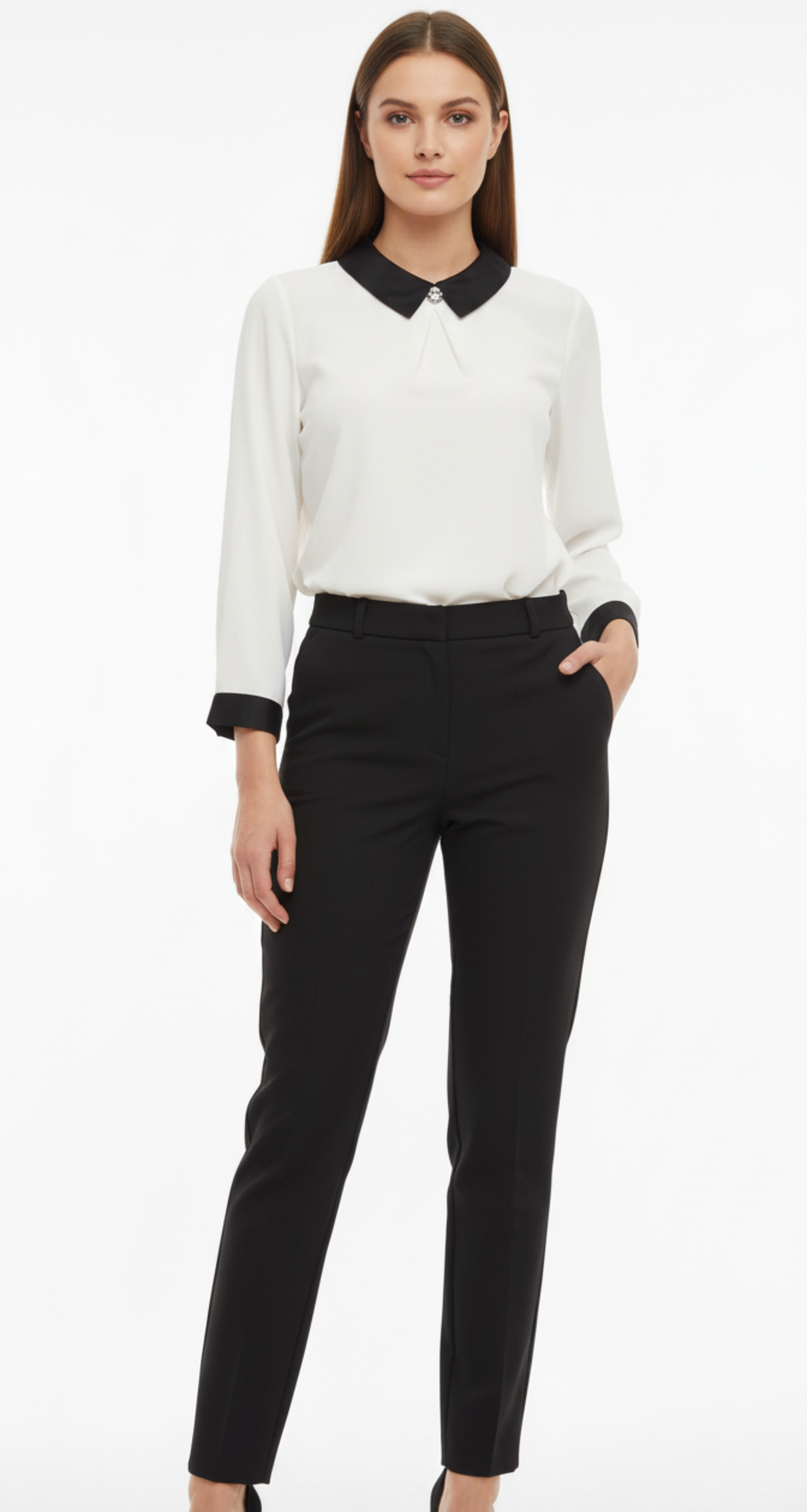 Blusa blanca con cuello y mangas en contraste, prendedor en cuello