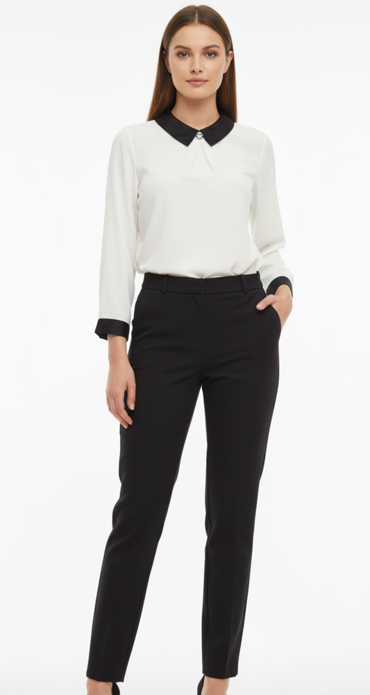 Blusa blanca con cuello y mangas en contraste, prendedor en cuello