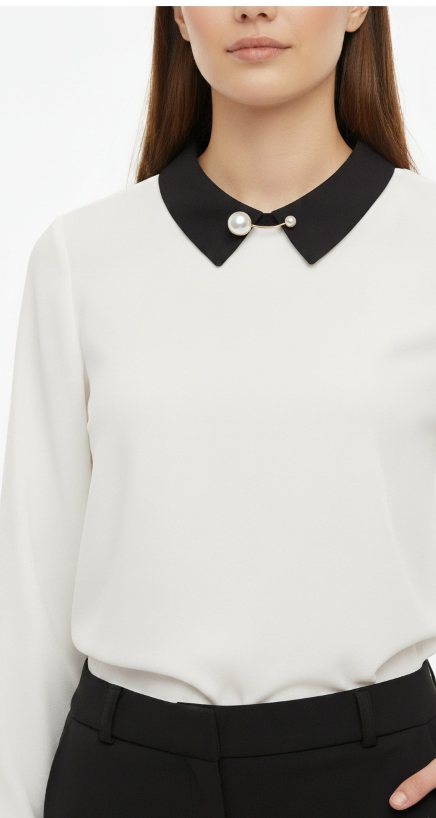 Blusa blanca con cuello y mangas en contraste, prendedor en cuello