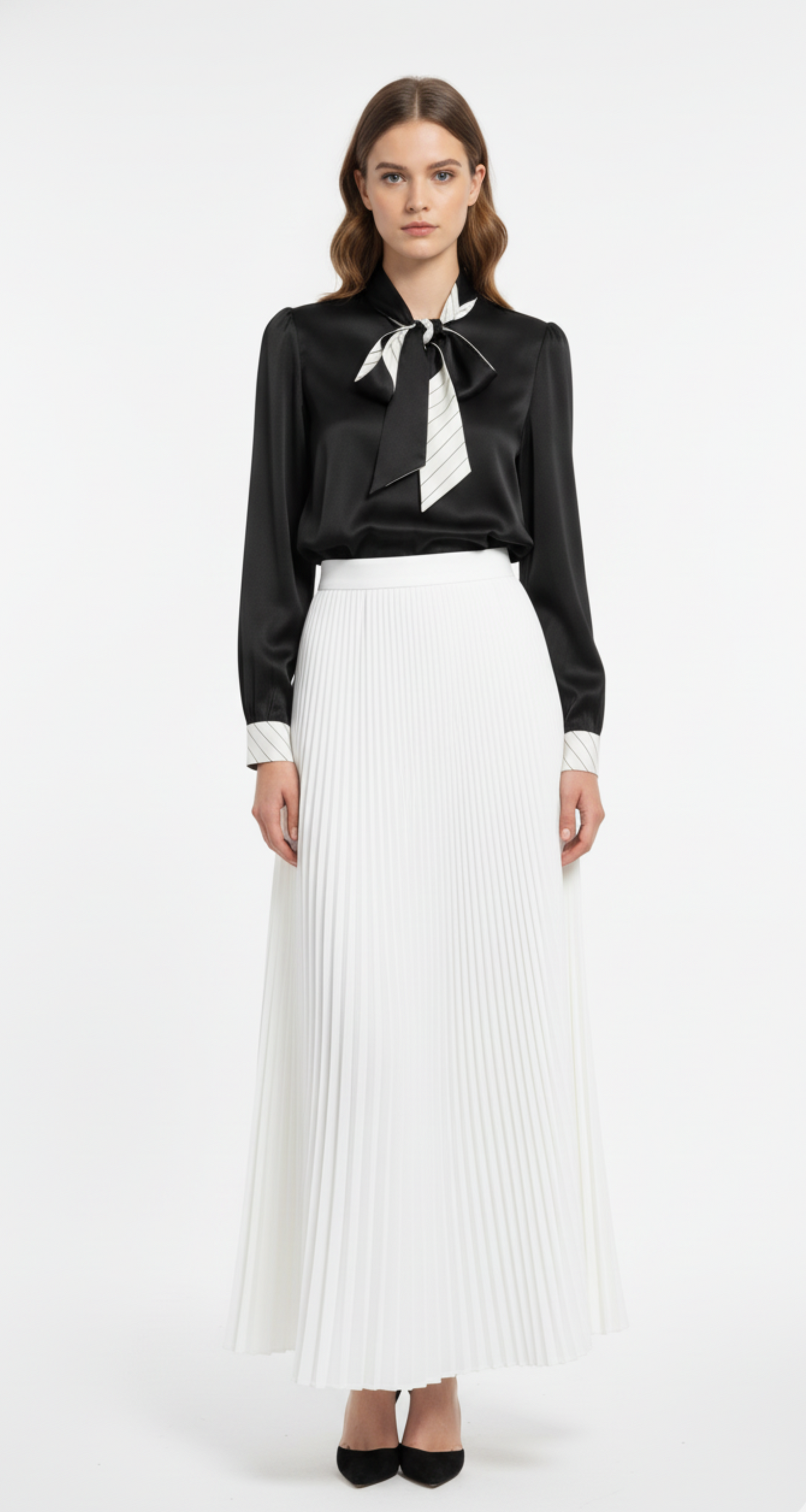 Blusa negra satinada con amarre en cuello