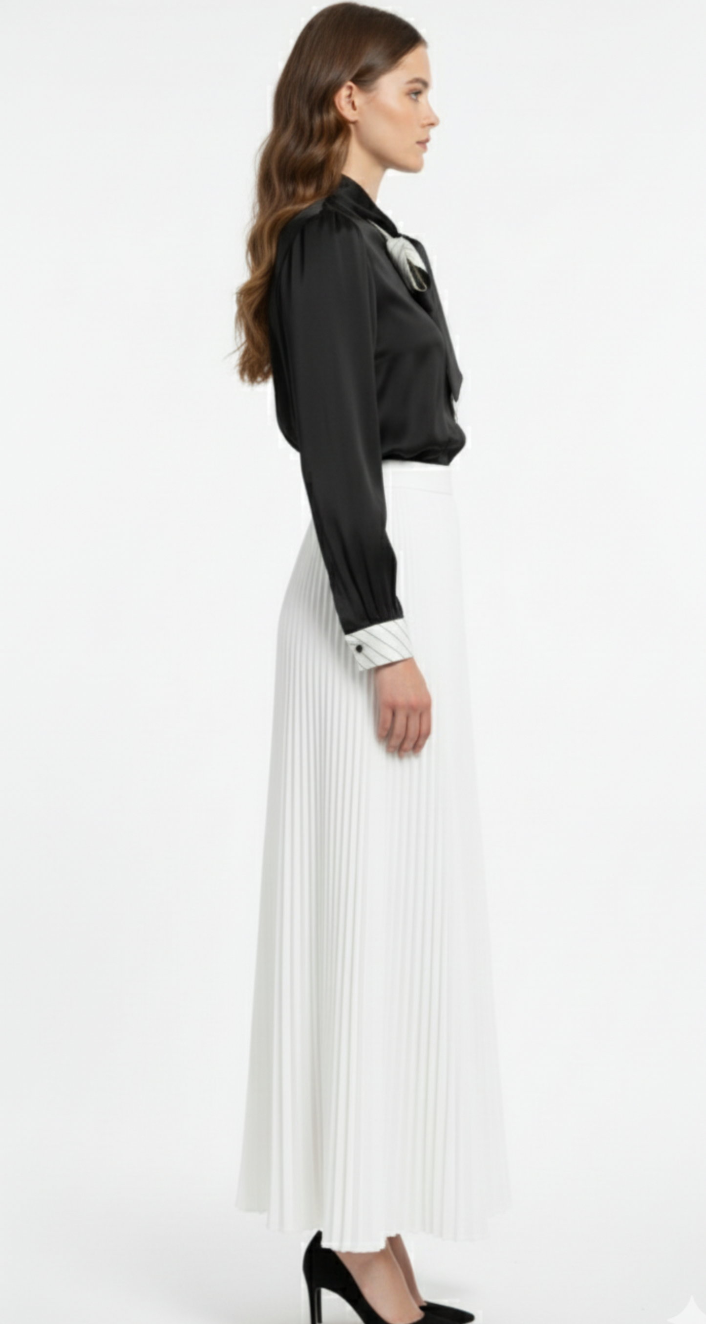 Blusa negra satinada con amarre en cuello