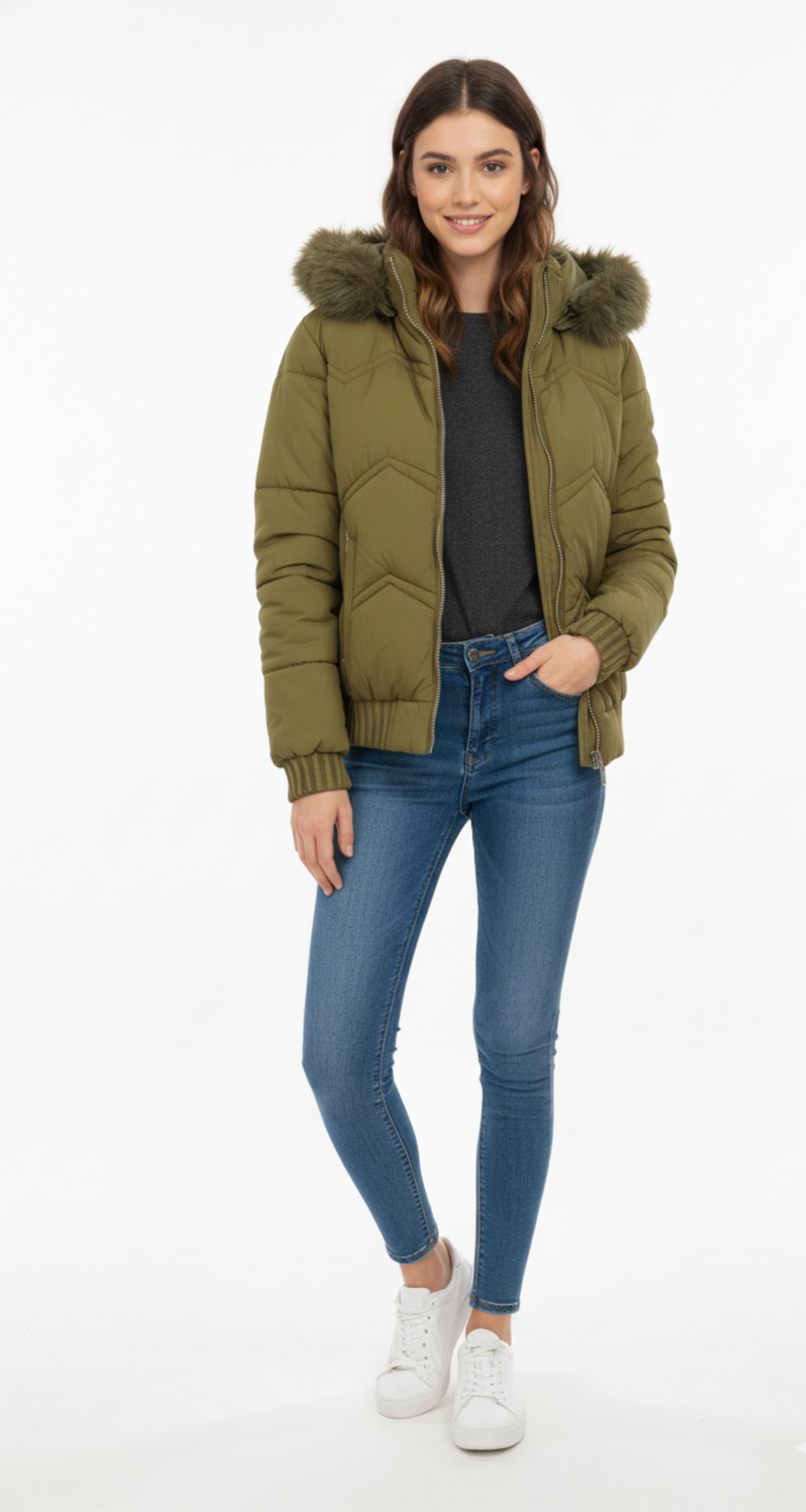 Chamarra corta verde, con capucha y zipper