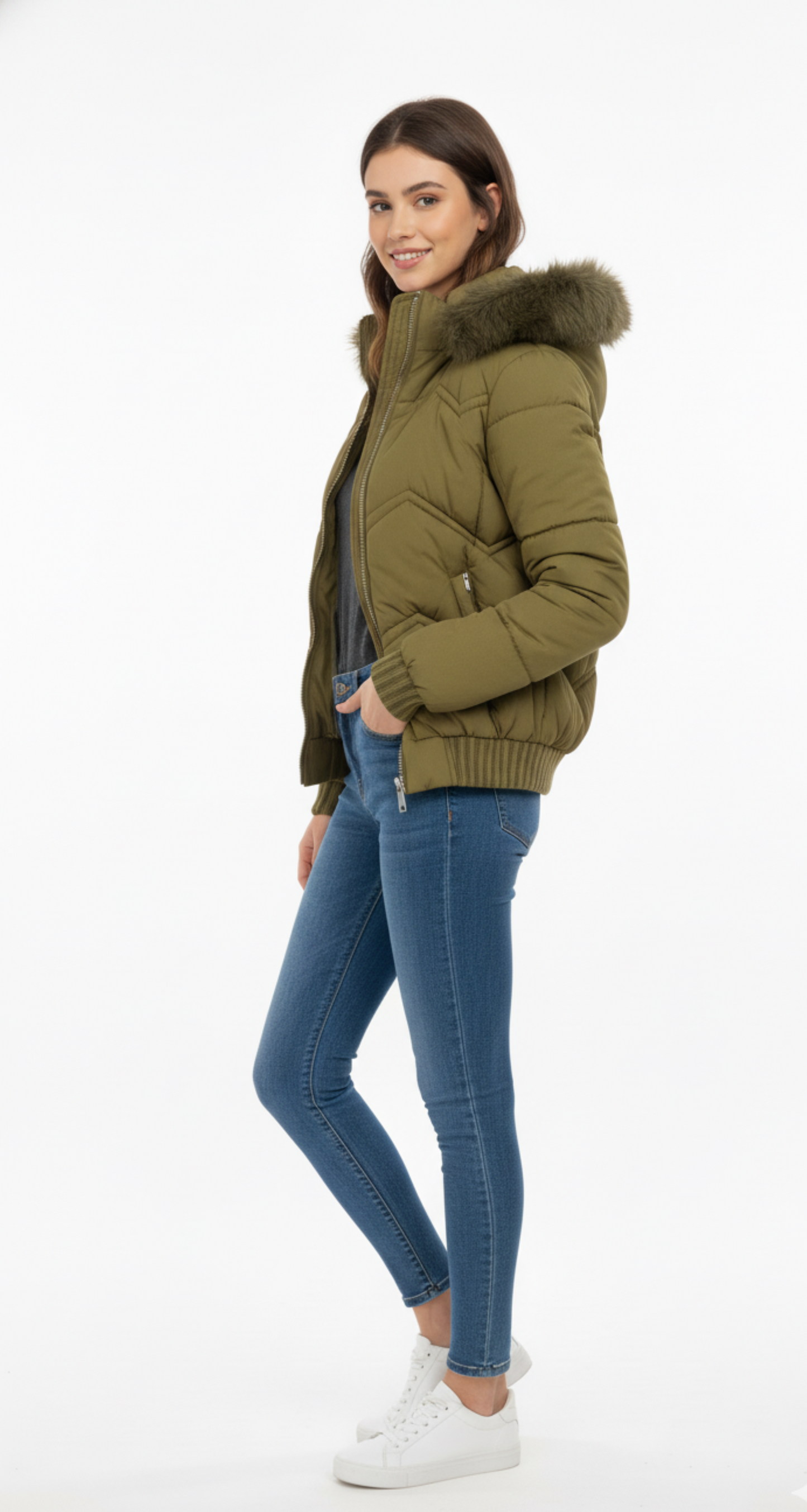 Chamarra corta verde, con capucha y zipper