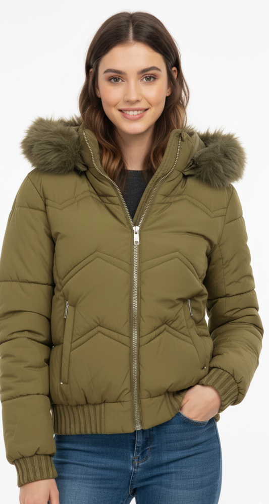 Chamarra corta verde, con capucha y zipper