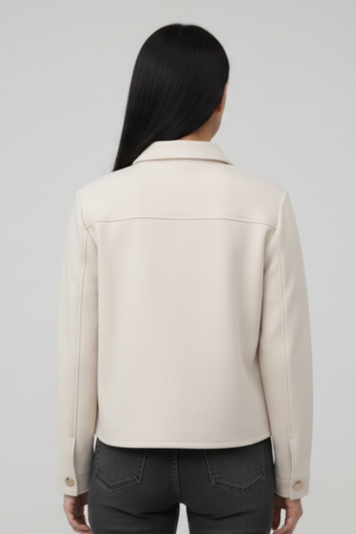 Chamarra beige abotonada de gamuza