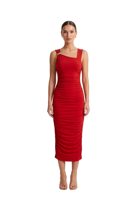 Vestido rojo largo con un metal en un hombro