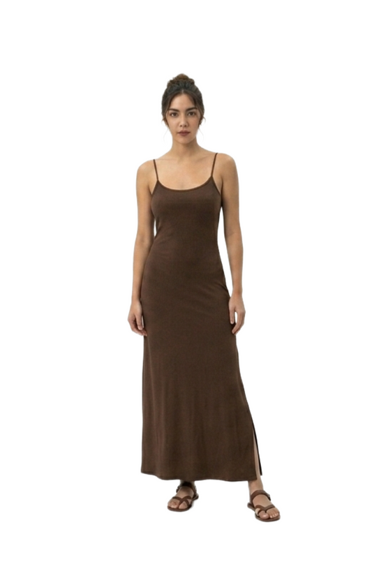Vestido cafe largo de tirantes con abierta lateral