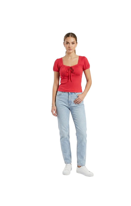Blusa roja acanalada con detalle de moño en pecho