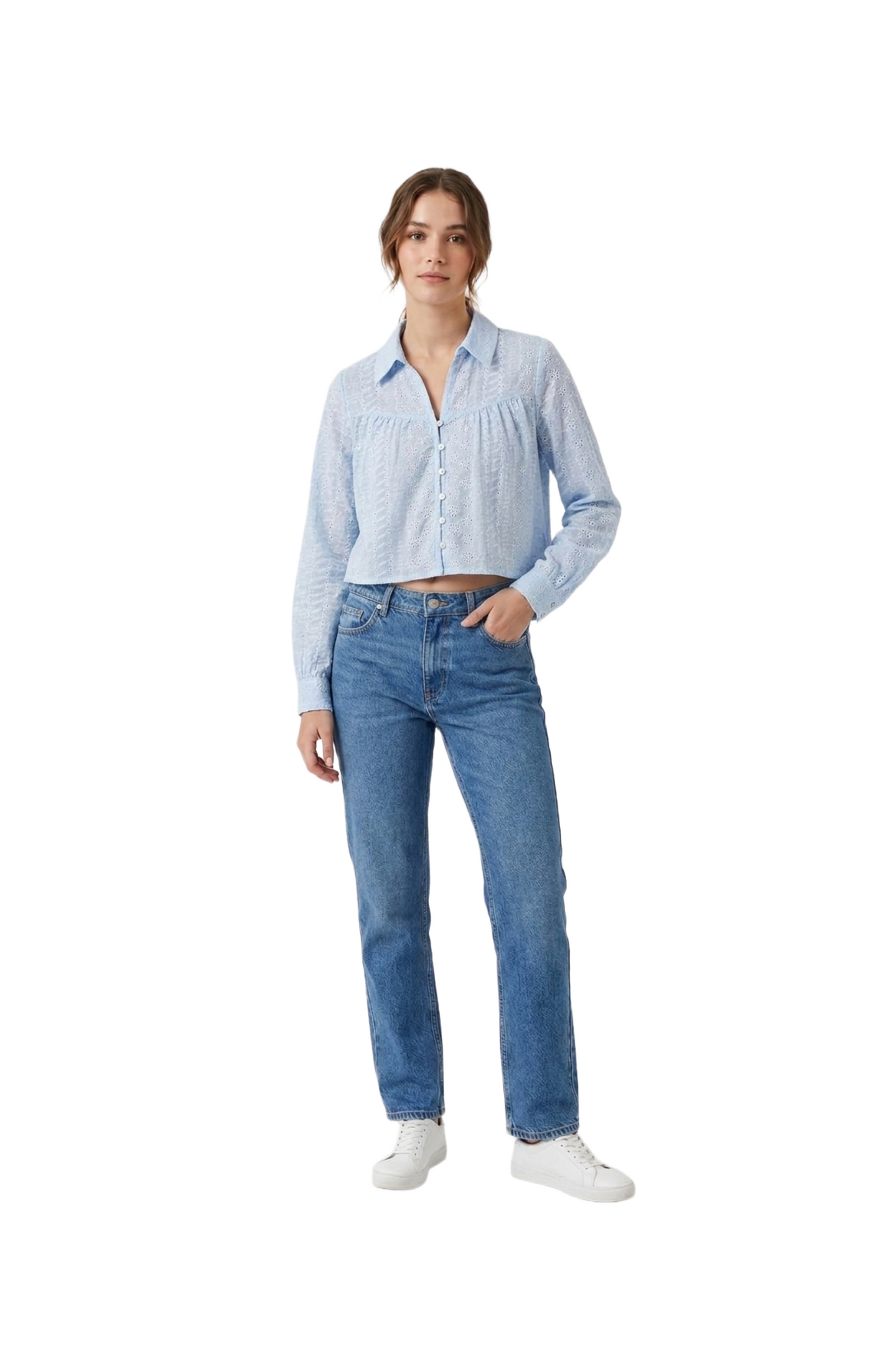 Blusa azul abotonada con perforaciones y bordados decorativos