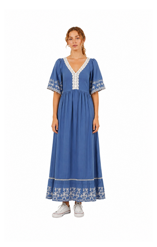 Vestido azul con bordado decorativo estilo indue
