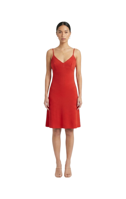 Vestido rojo de tirantes con escote en corte A