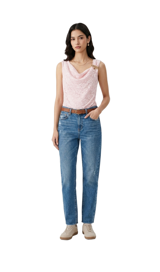 Blusa de encaje rosa con prendedor en hombro