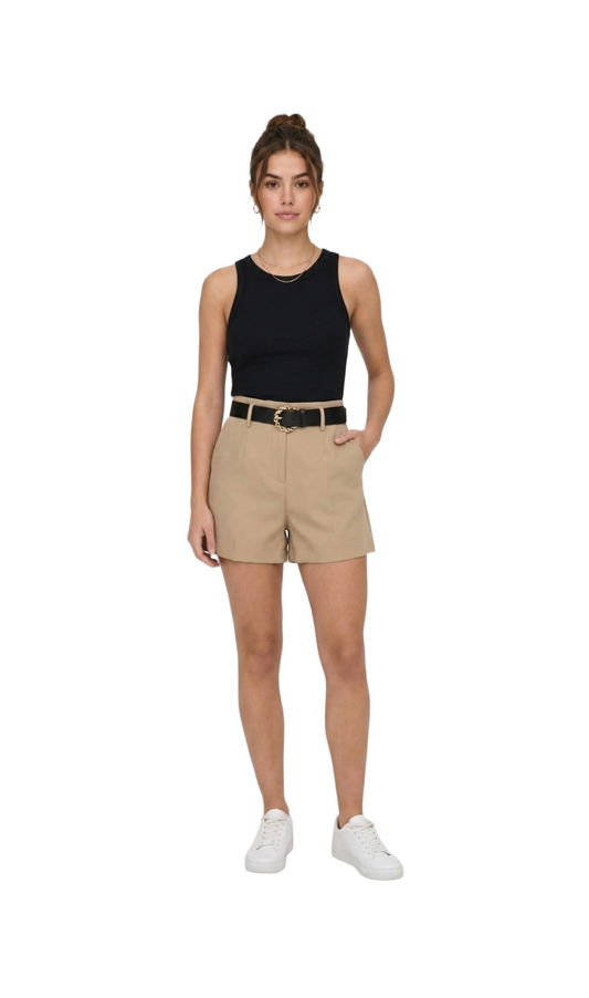 Short beige campirano con cinturon negro