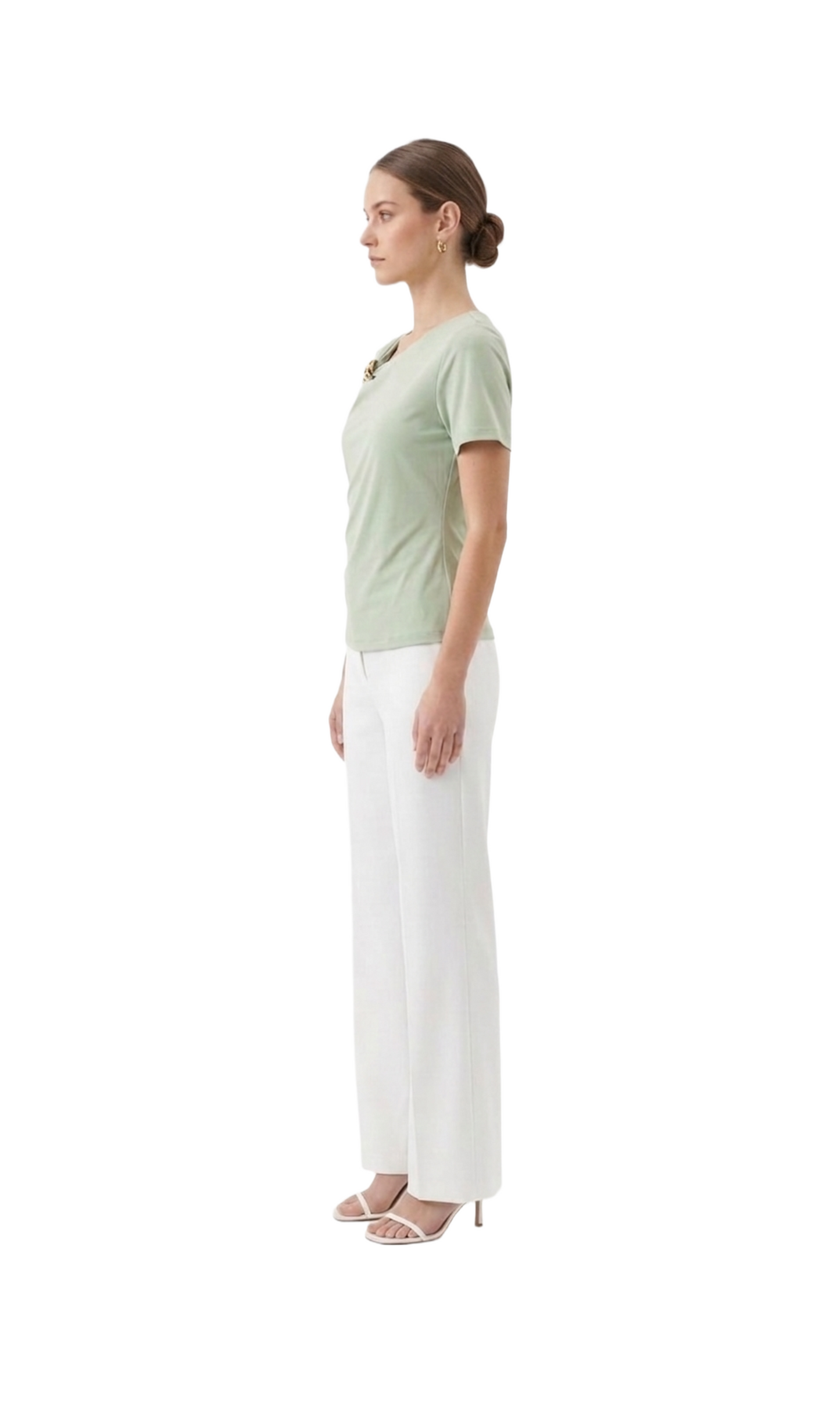 Blusa verde pistache con detalle de metal en hombro