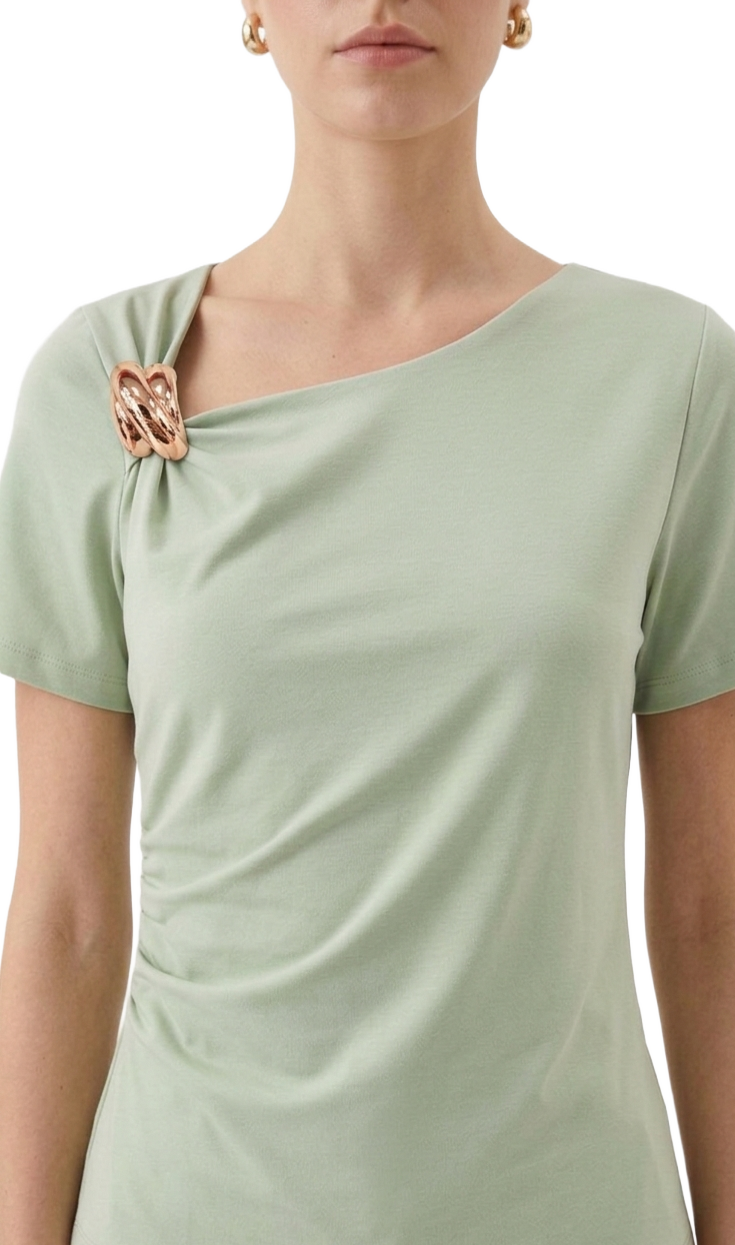 Blusa verde pistache con detalle de metal en hombro