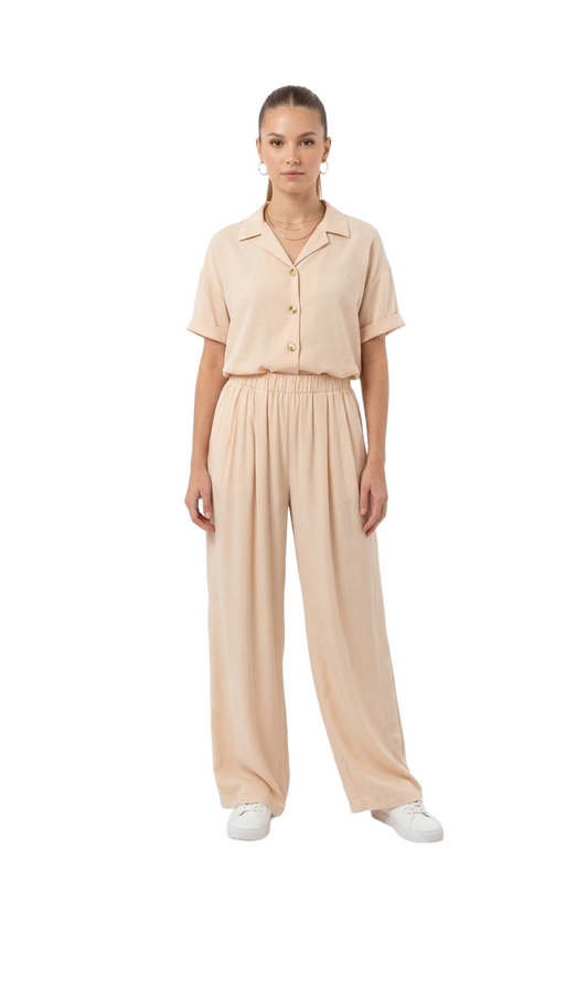 Conjunto beige de blusa abotonada y pantalon