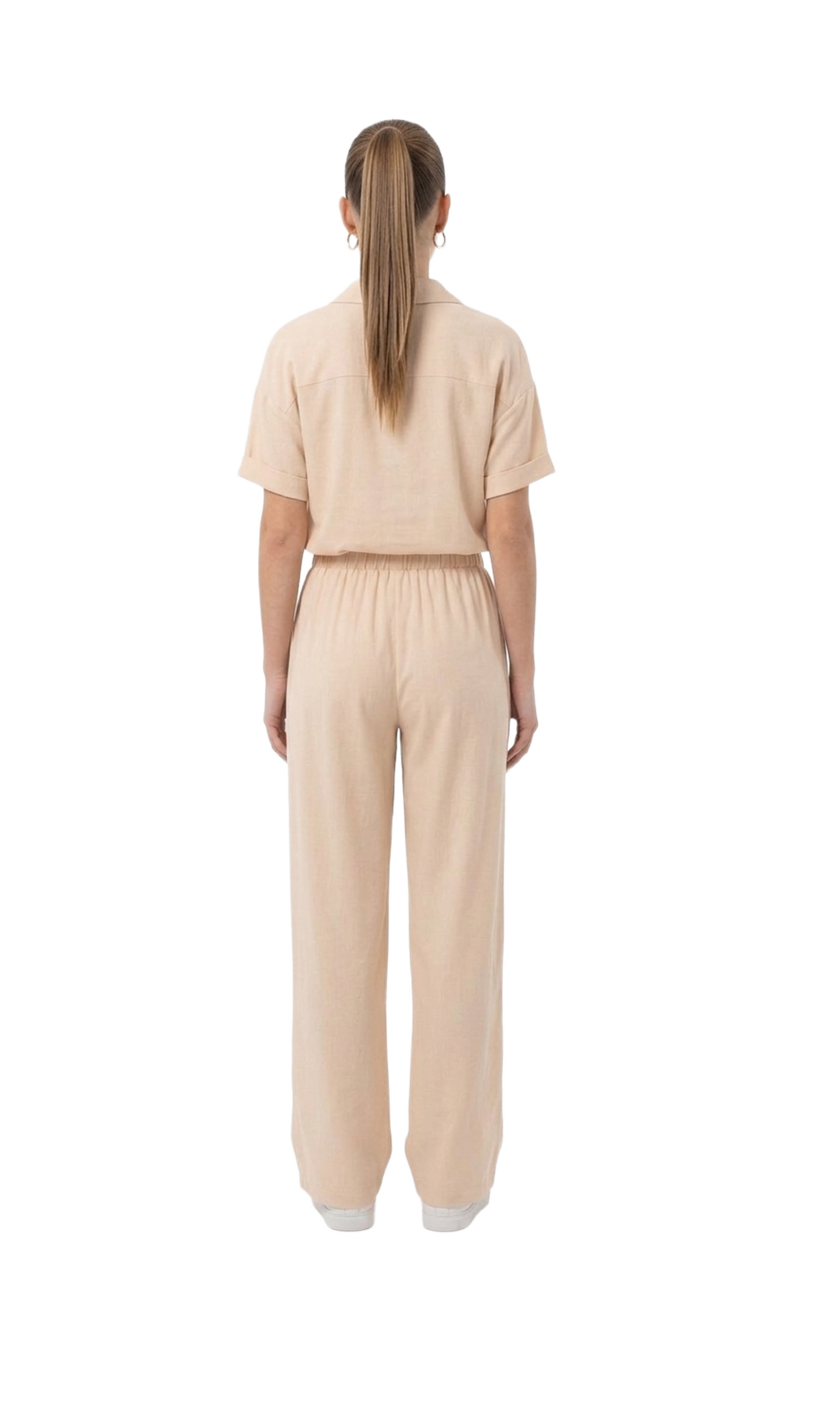 Conjunto beige de blusa abotonada y pantalon