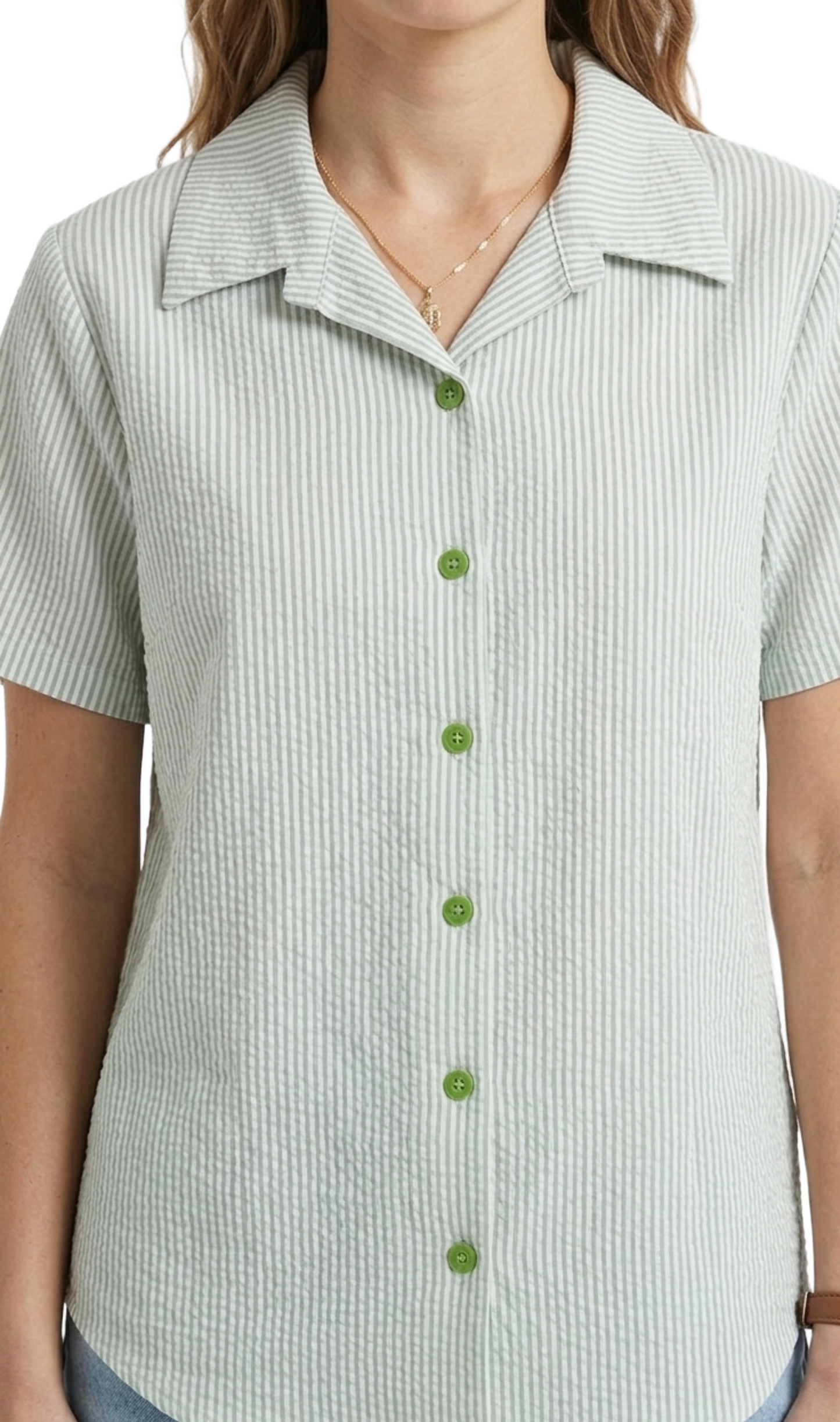 Blusa blanca con rayas verdes abotonadas
