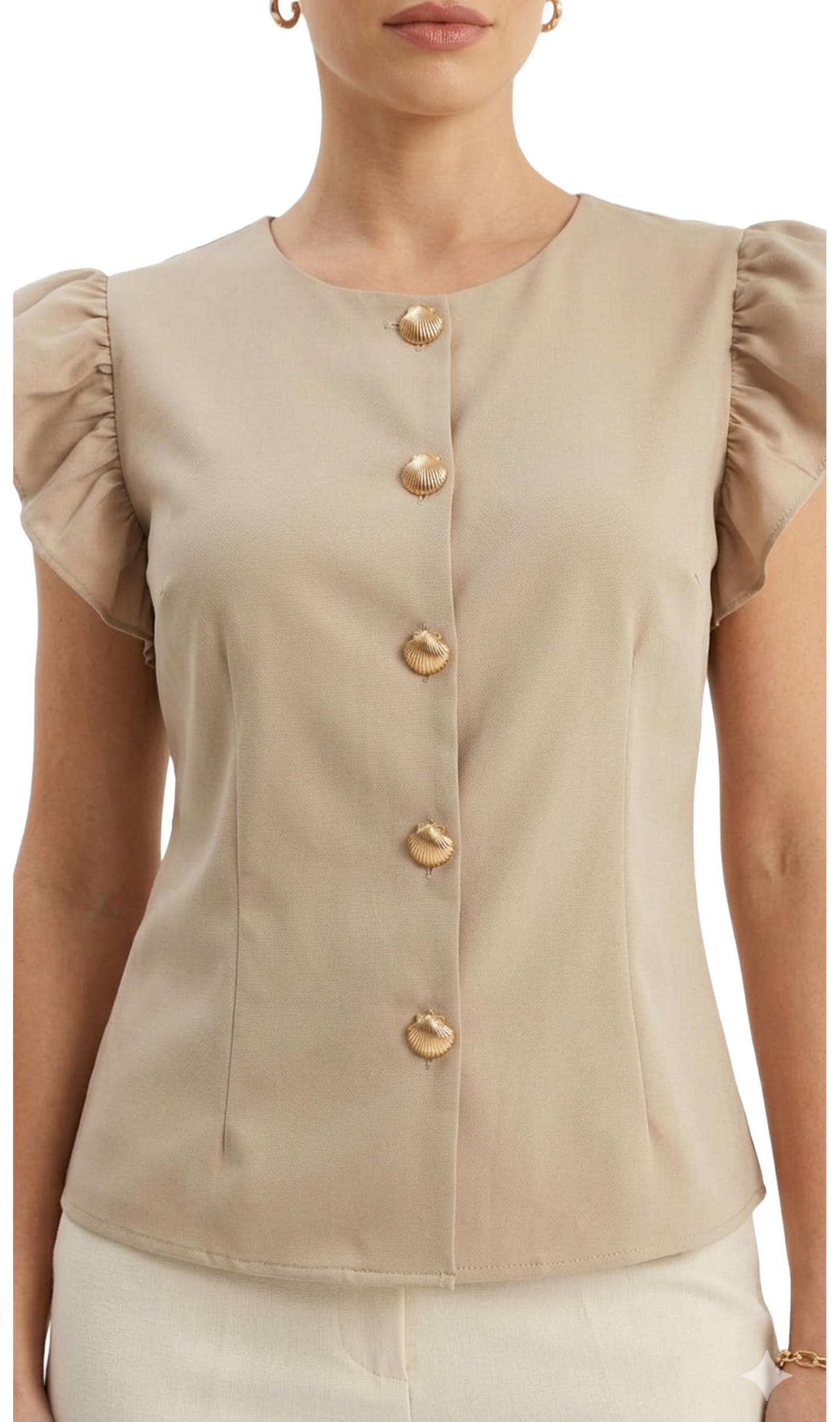 Blusa cafe abotonada con olanes en hombros
