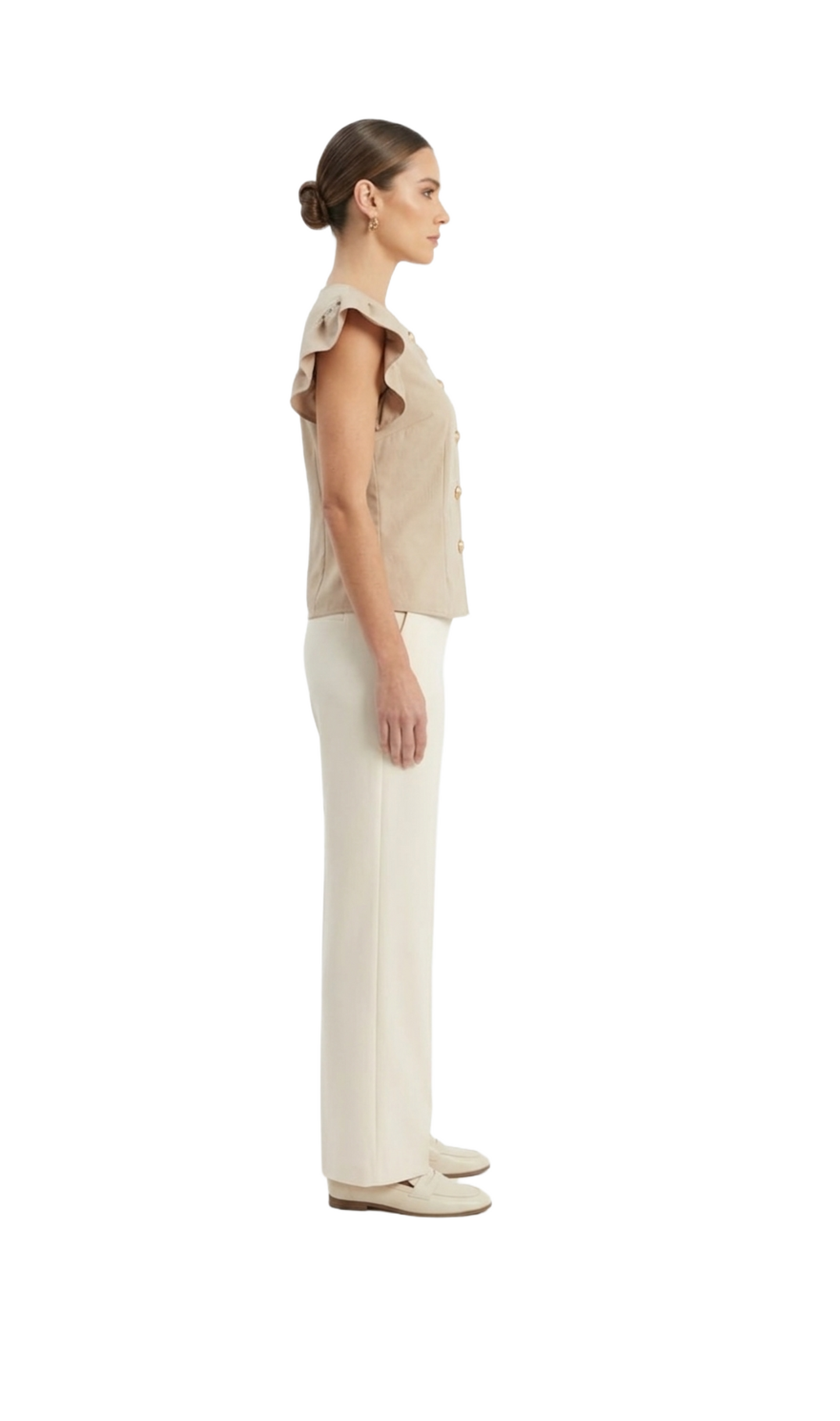 Blusa cafe abotonada con olanes en hombros