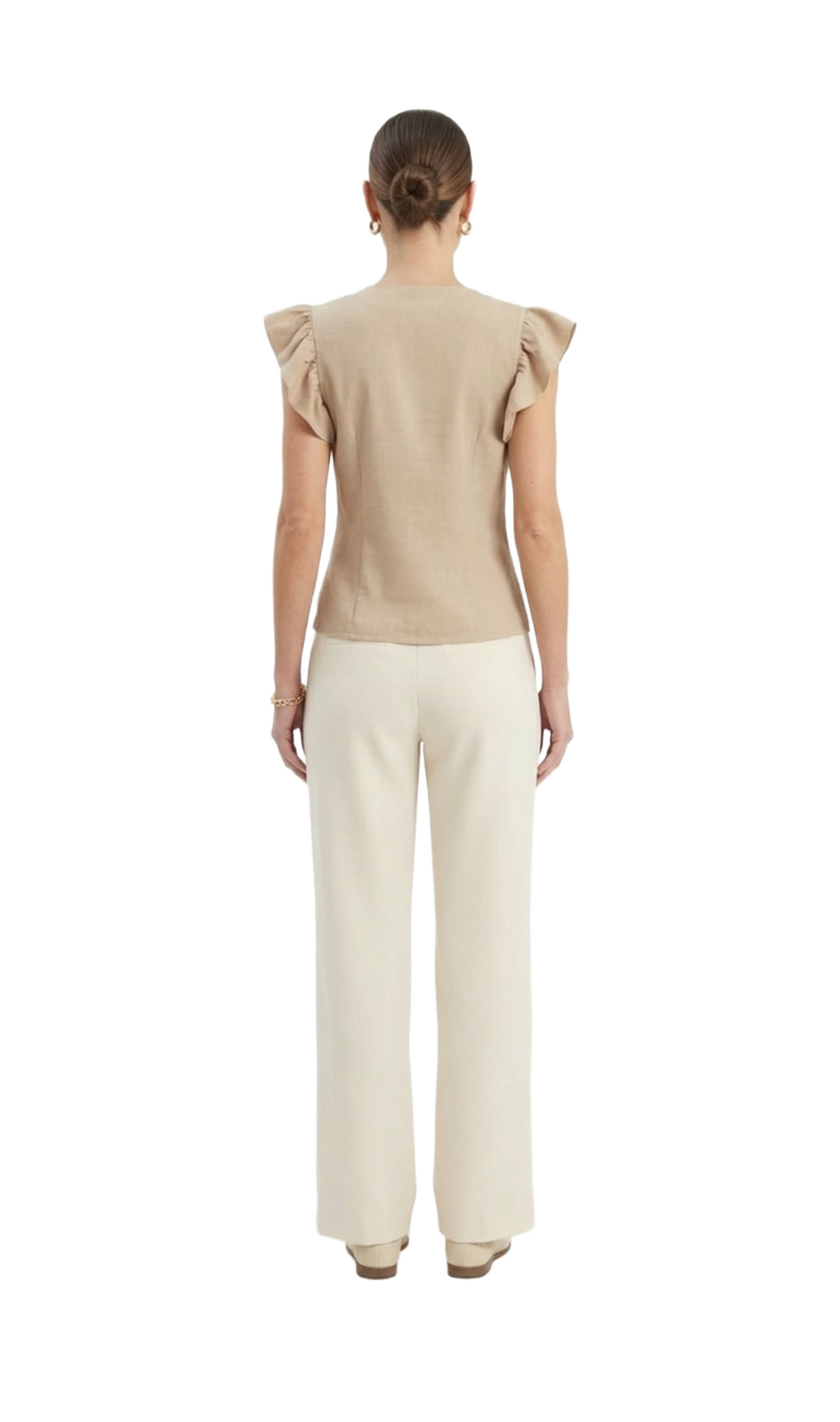Blusa cafe abotonada con olanes en hombros