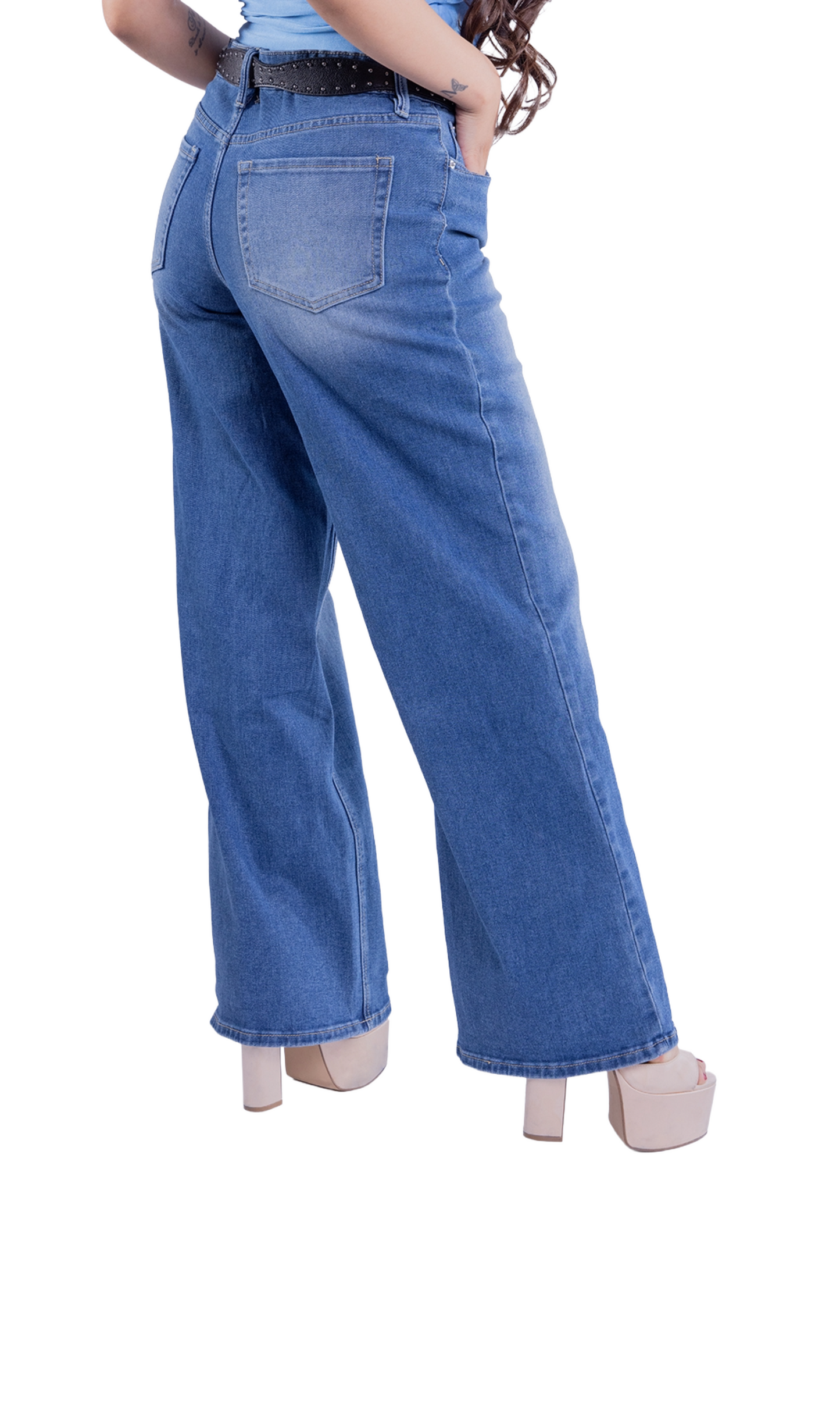 Pantalón de mezclilla con cinturón de estoperoles