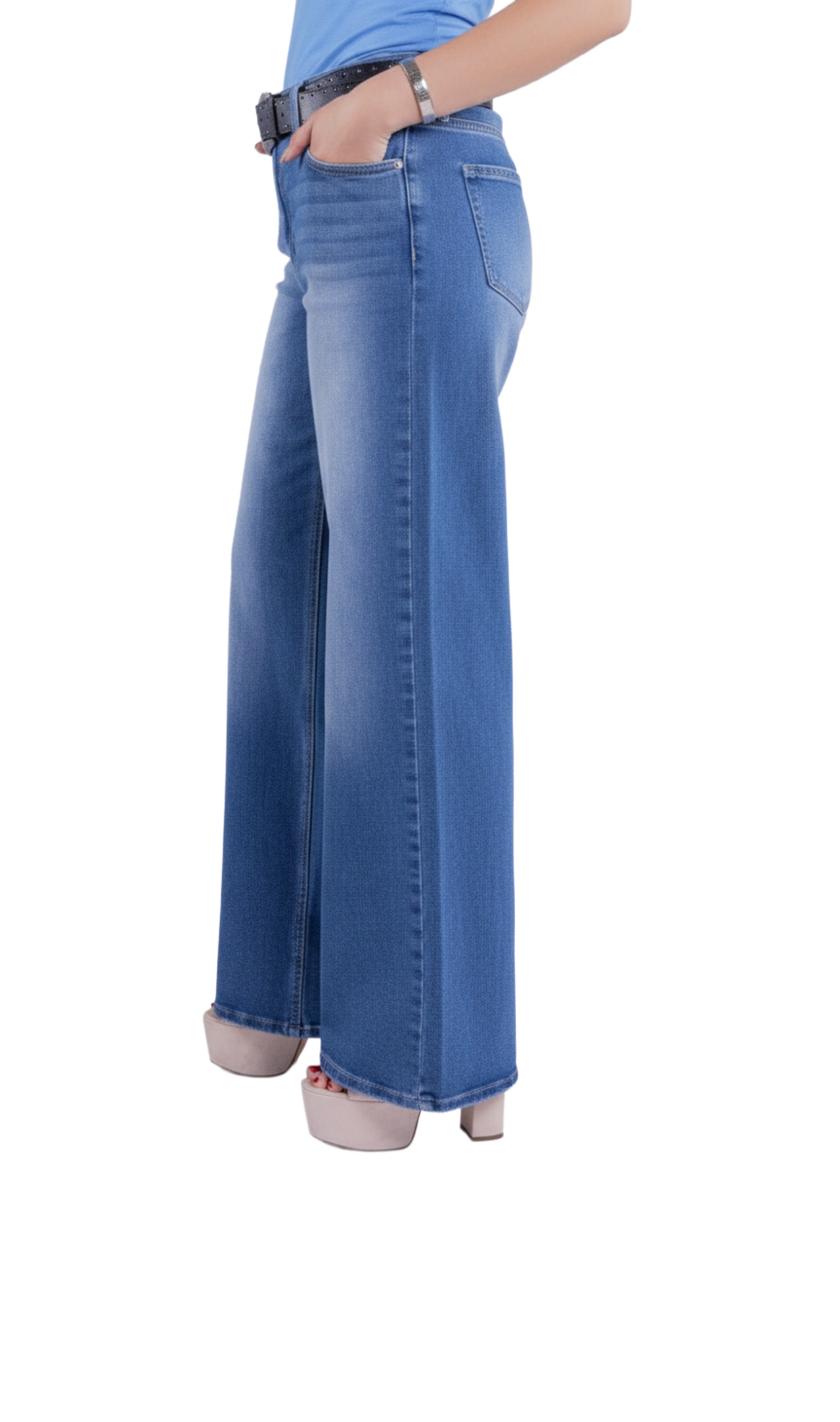 Pantalón de mezclilla con cinturón de estoperoles