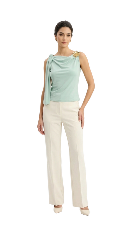 Blusa con amarre en hombro y detalle metálico