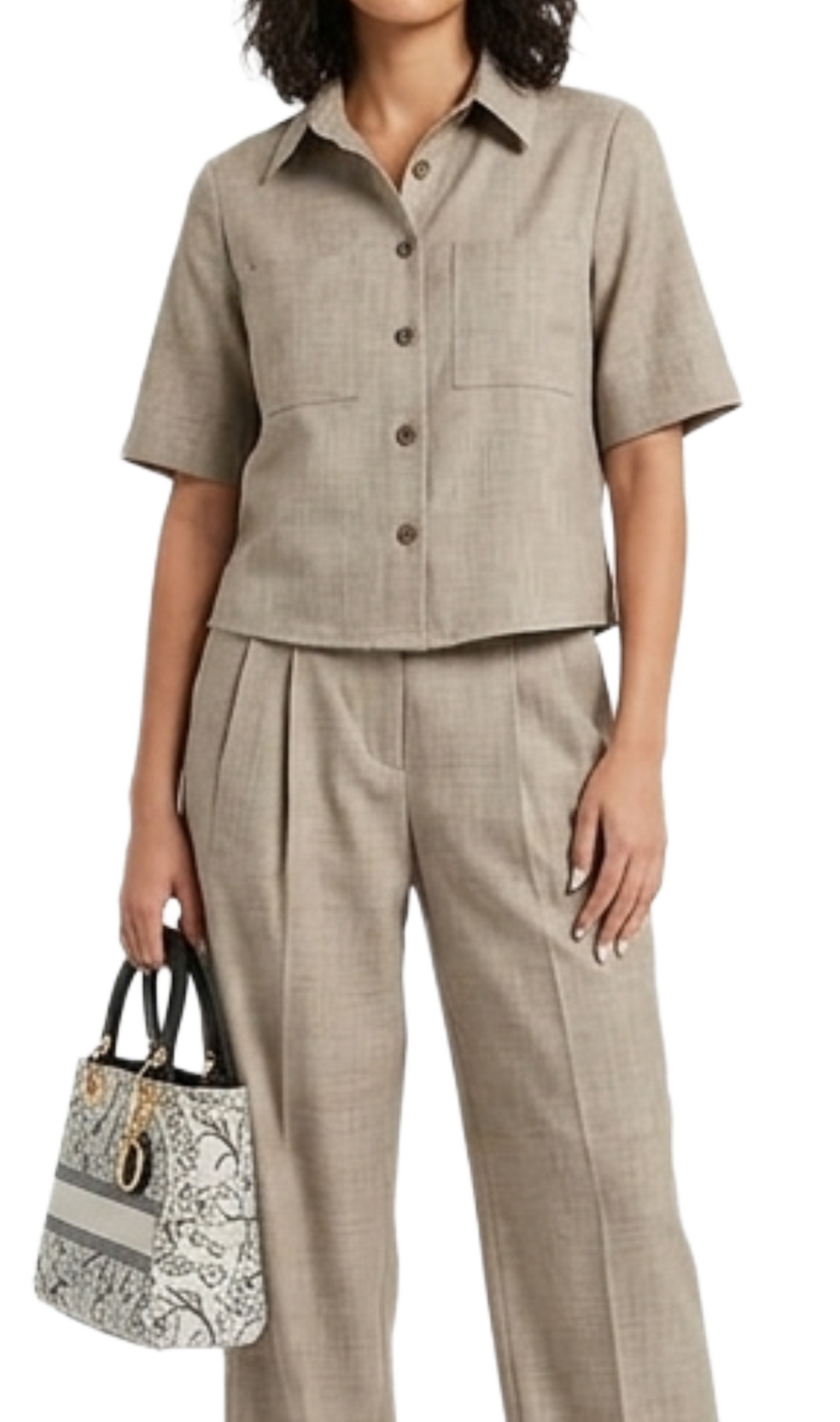 Conjunto beige abotonado con blusa abotonada y pantalon