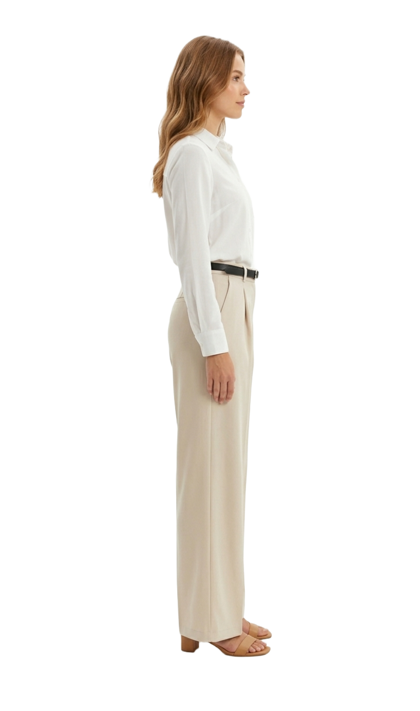 Pantalón beige con cinturón negro