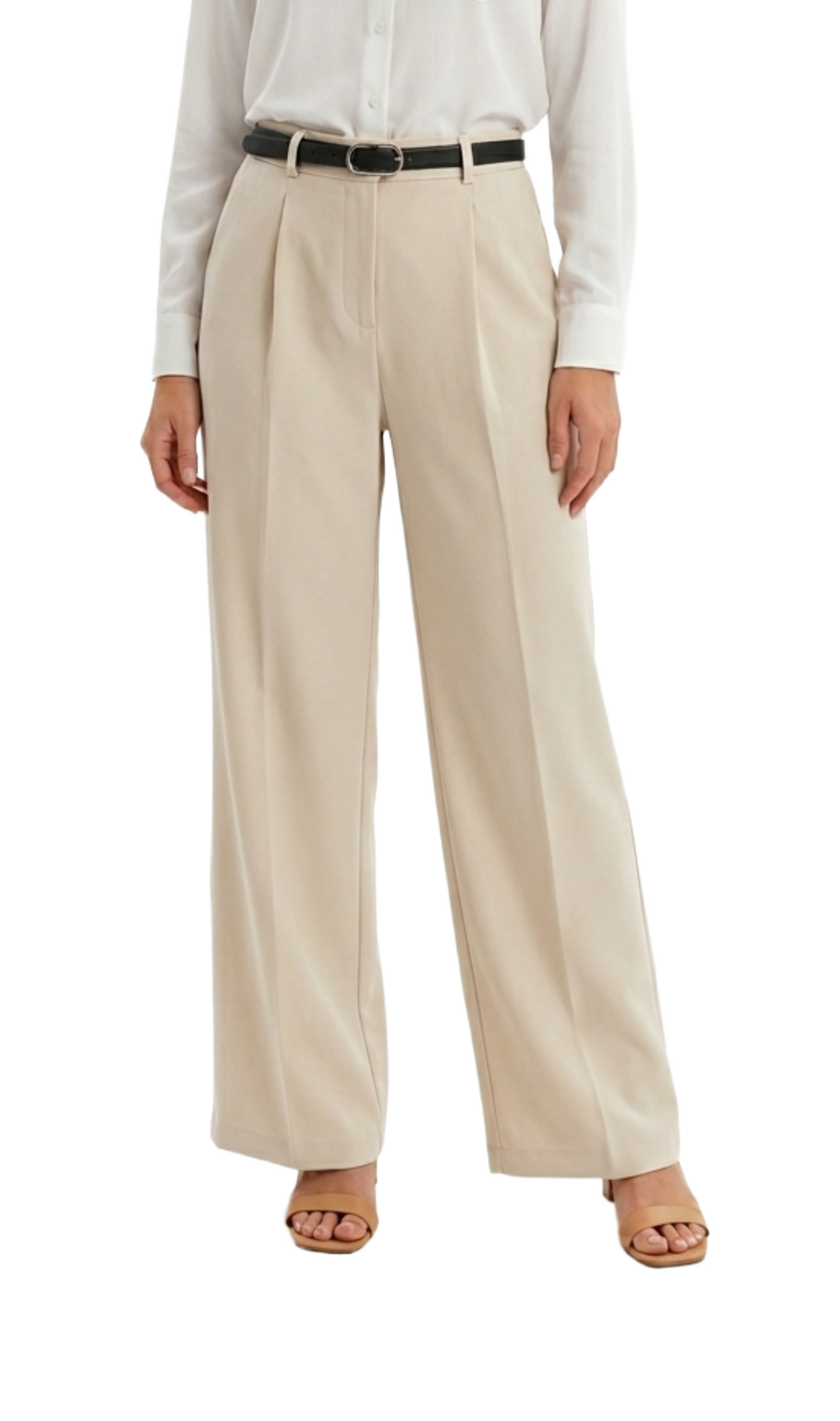 Pantalón beige con cinturón negro