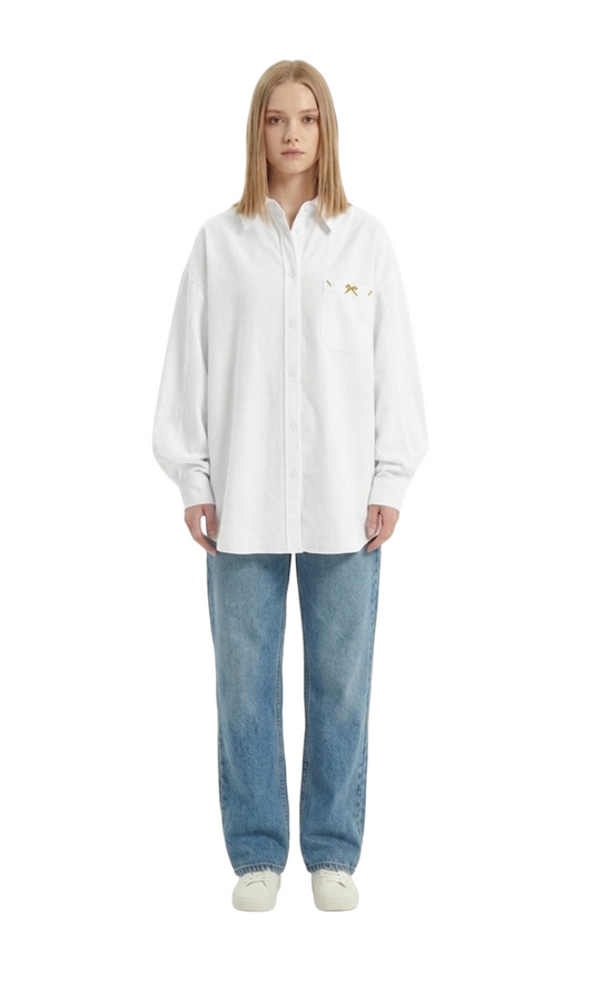 Blusa blanca oversize con detalle bordado en pecho