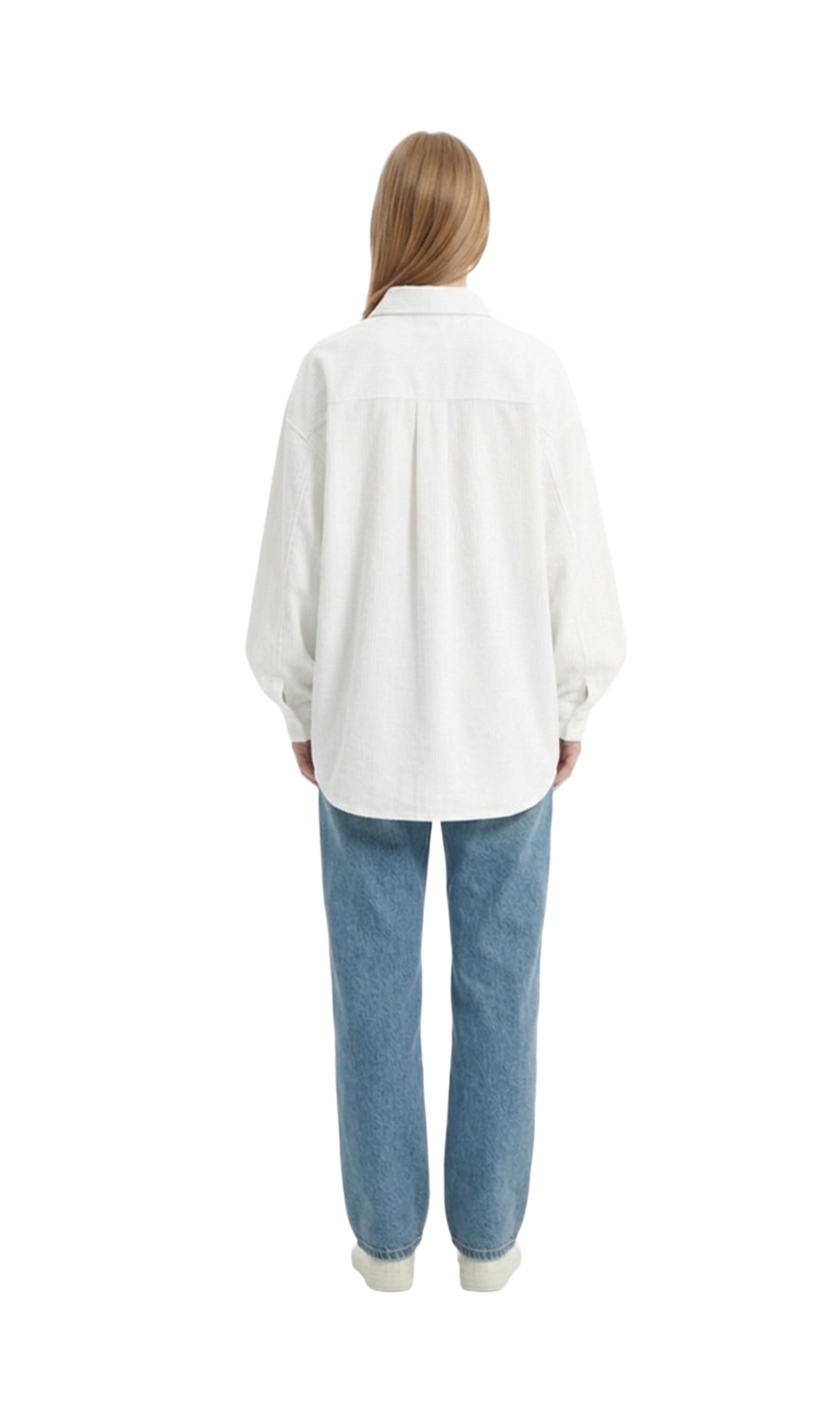 Blusa blanca oversize con detalle bordado en pecho