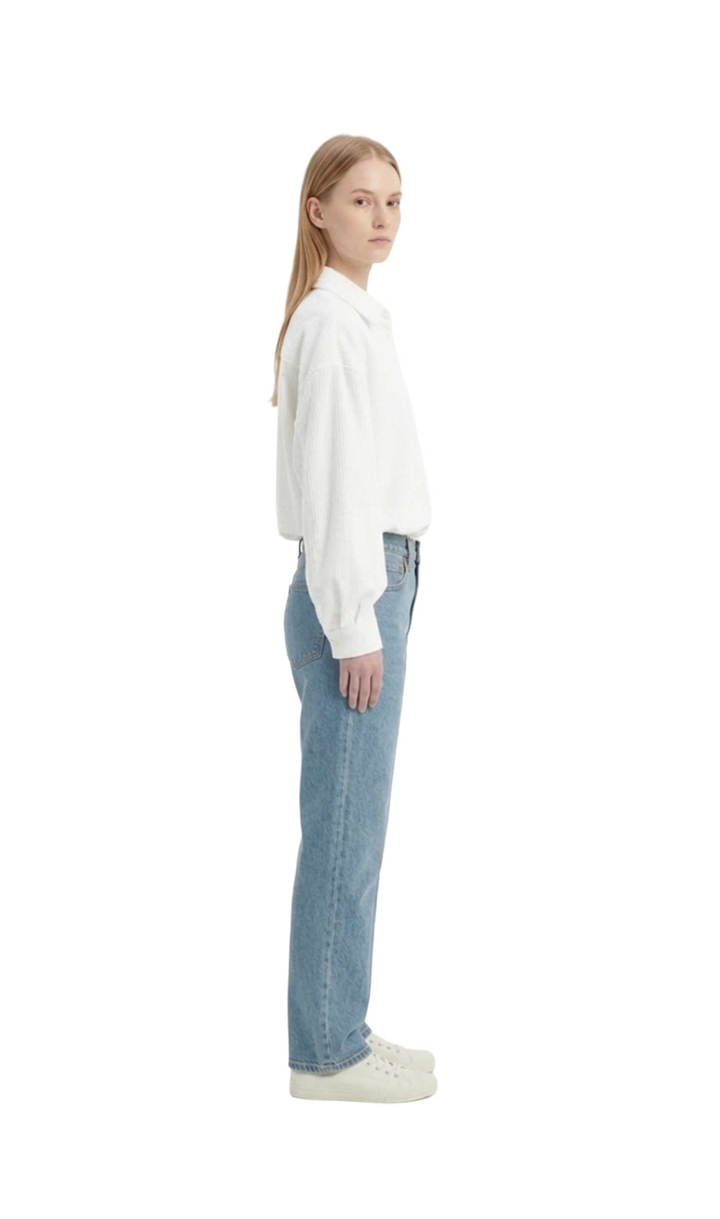 Blusa blanca oversize con detalle bordado en pecho