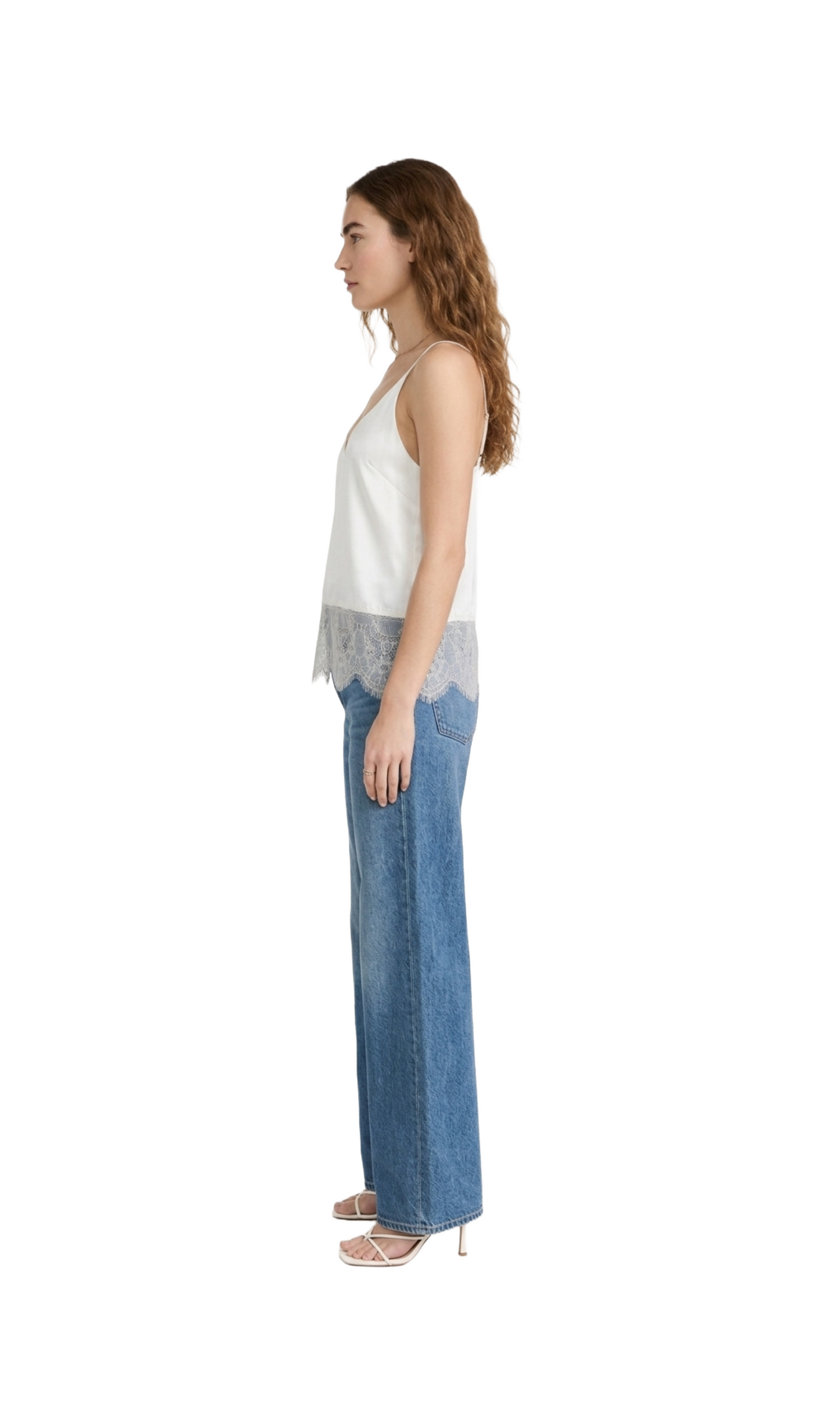 Blusa satinada blanca de tirantes delgados con detalle de encaje