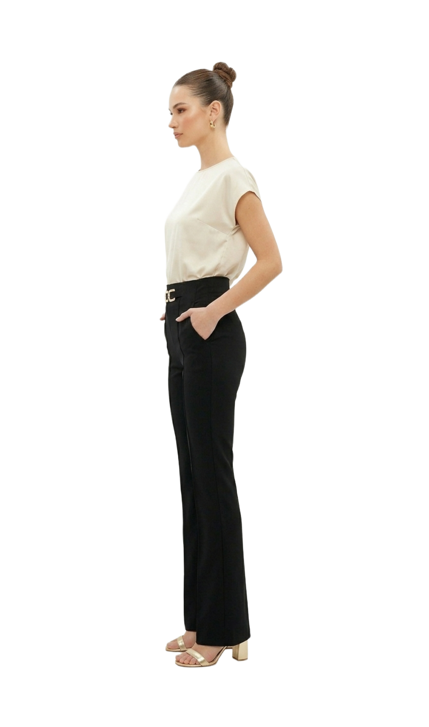 Pantalón negro de vestir con detalle de medio cinto metálico