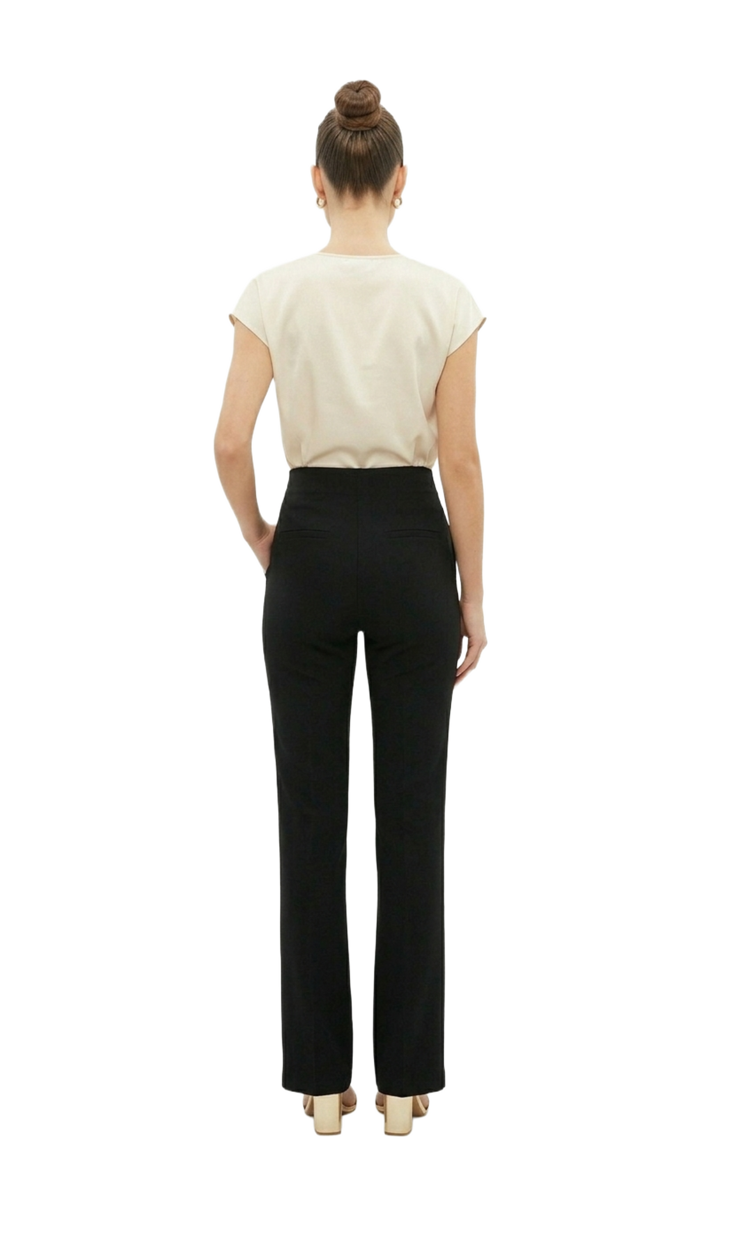 Pantalón negro de vestir con detalle de medio cinto metálico