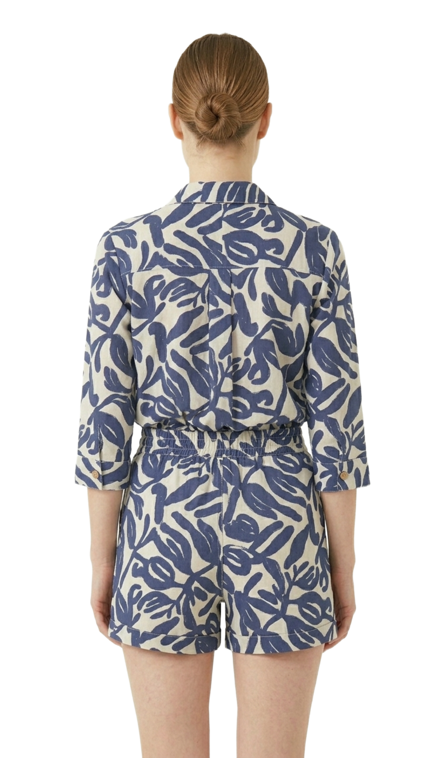 Conjunto estampado abstracto con botones de conchitas